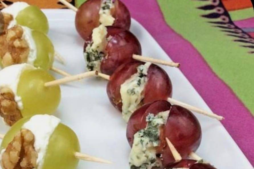 Pinchos en mesa de quesos