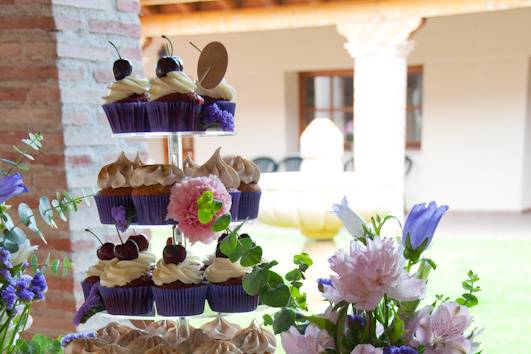 Mesa dulce y torre de cupcakes