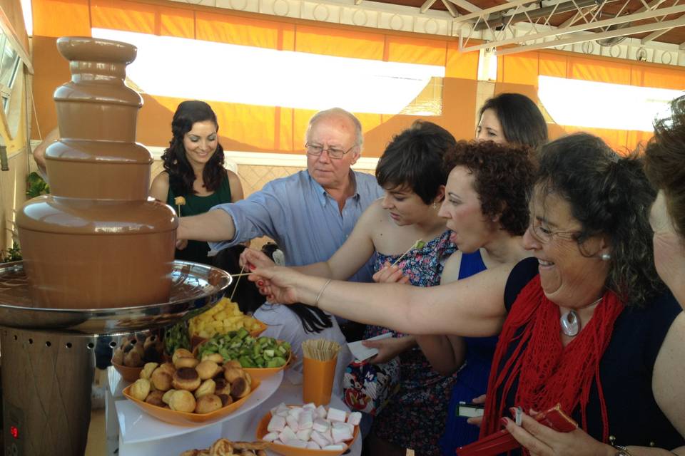 Fuente de chocolate y cóctel