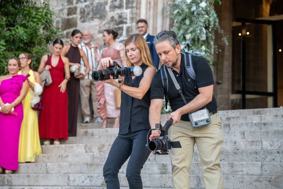 Equipo de fotografía trabajando en el exterior con invitados