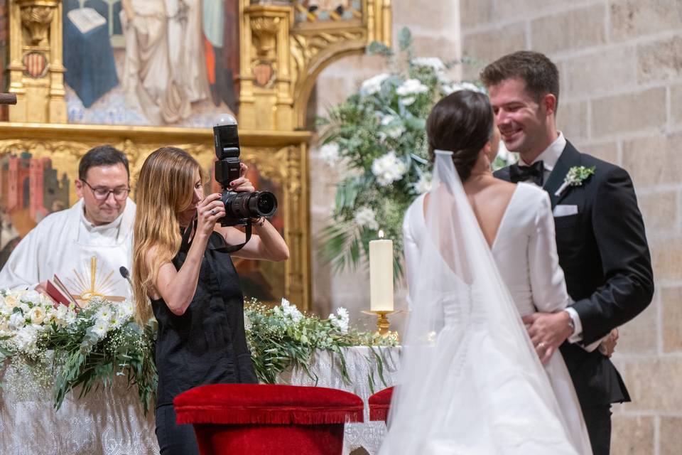Fotógrafa capturando a la pareja durante el servicio religioso