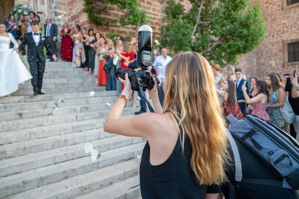 Fotógrafa capturando la salida de los novios de la iglesia