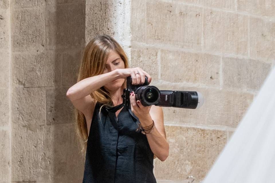 Fotógrafa disparando a través del velo de la novia
