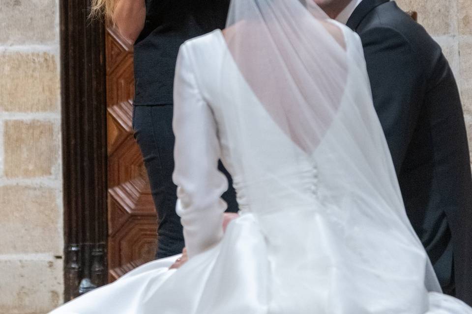Fotógrafa encuadrando a la pareja desde una puerta