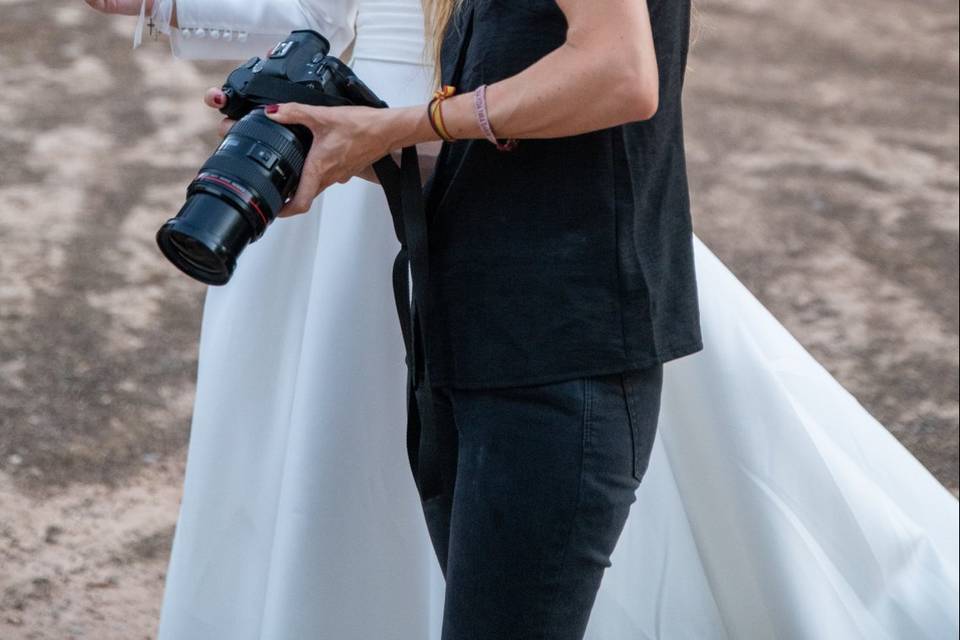Fotógrafa mostrando los resultados de las fotos a la novia