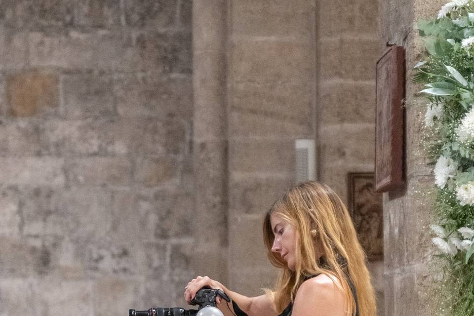 Fotógrafa revisando los ajustes de su equipo