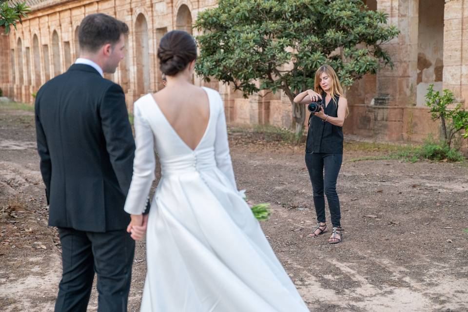 Fotógrafa siguiendo a los novios en un patio histórico