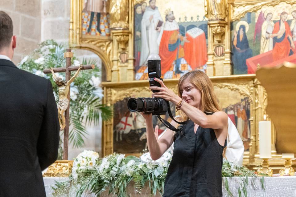 Fotógrafa tomando fotos de los detalles del altar