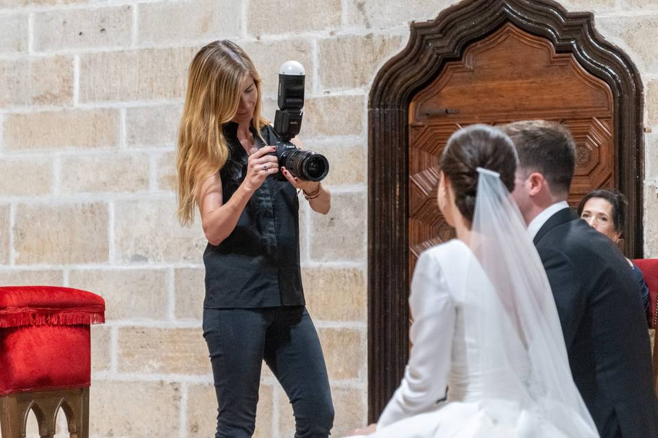 Fotógrafa tomando un retrato de perfil de la novia