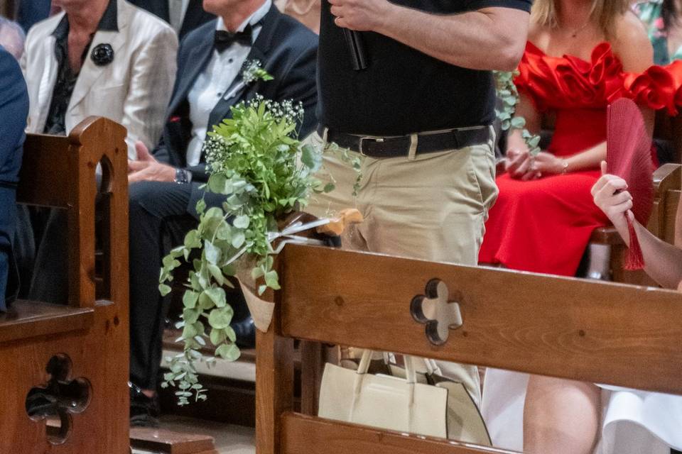 Fotógrafo capturando una toma amplia de los invitados sentados