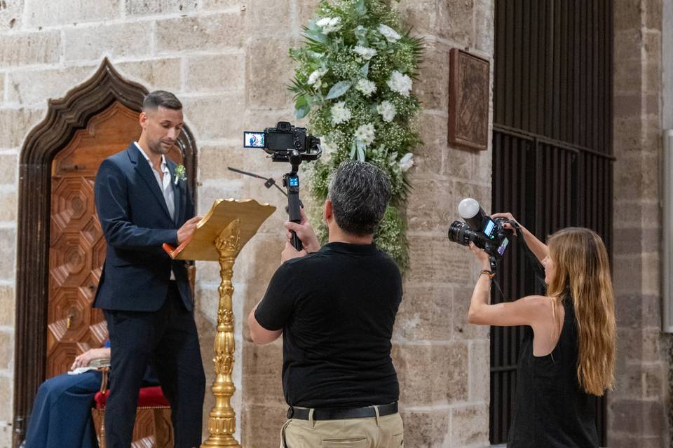 Fotógrafo grabando al novio durante su discurso