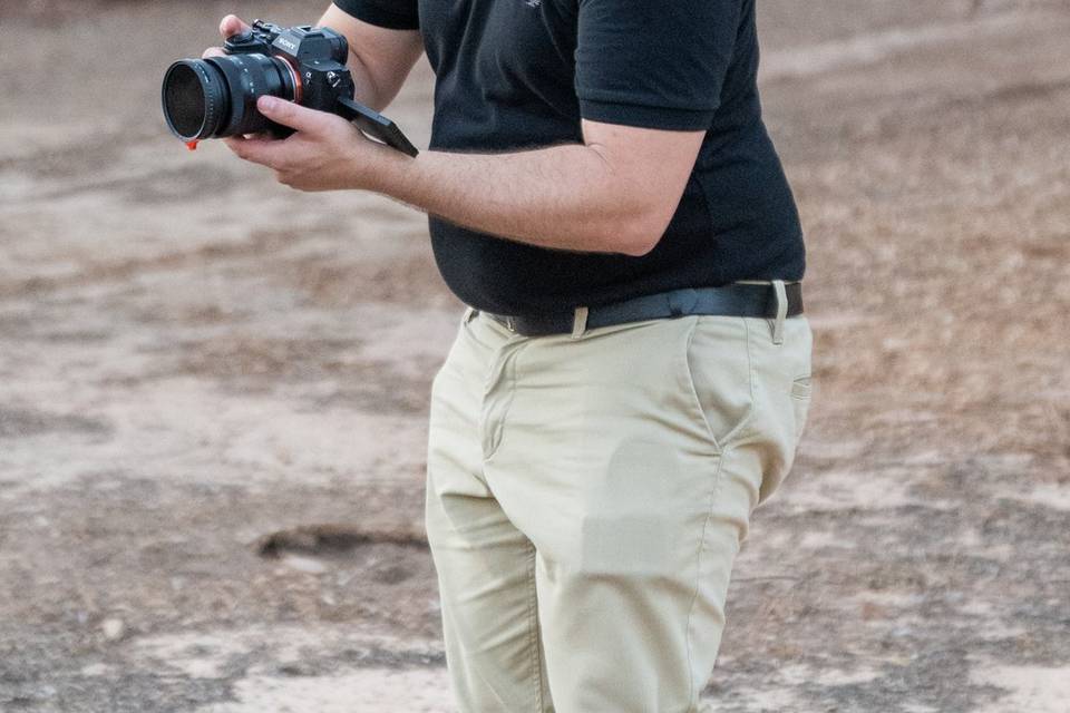 Fotógrafo revisando las imágenes capturadas en la pantalla
