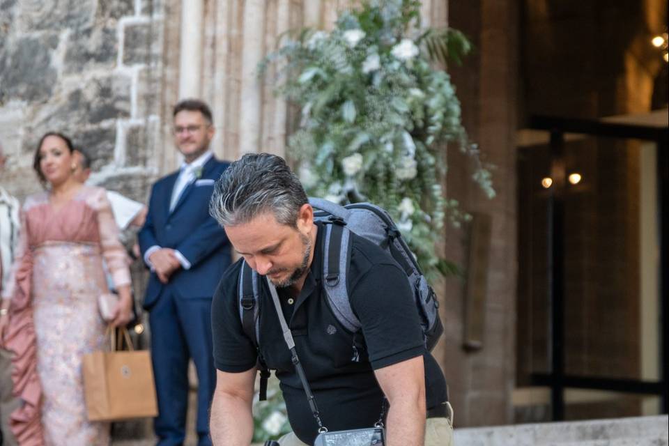 Fotógrafo revisando su equipo en las escaleras