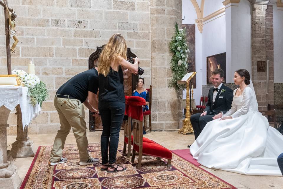 Fotógrafos ayudando a colocar el vestido de la novia
