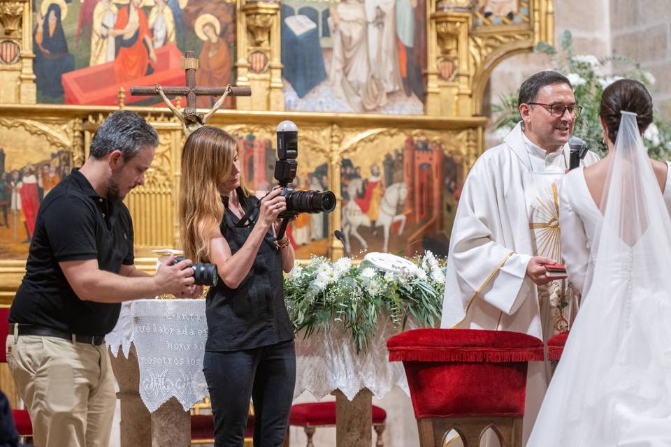Fotógrafos trabajando cerca del altar con los novios