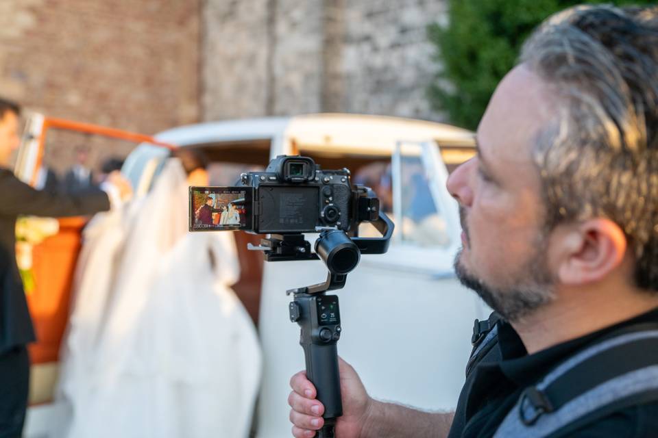 Primer plano de un videógrafo con equipo de estabilización