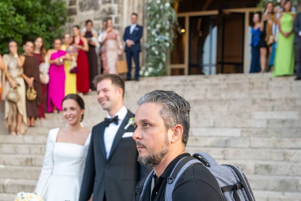 Videógrafo con estabilizador grabando a la pareja en las escaleras