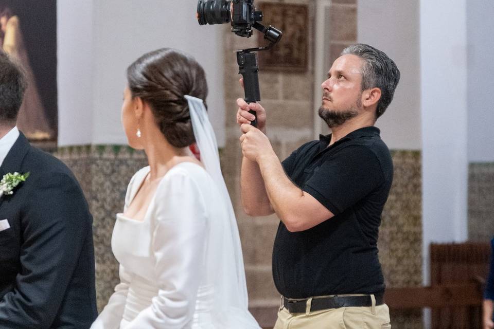 Videógrafo usando un estabilizador para seguir a la novia