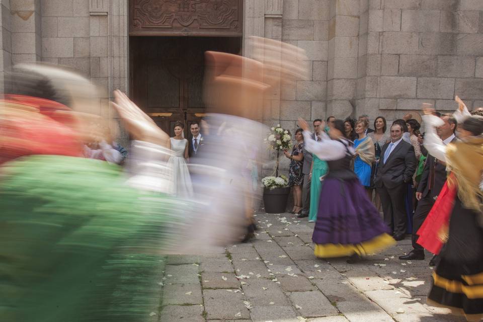 Baile al salir de la Iglesia