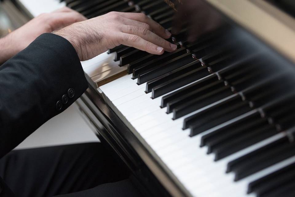Puede ir acompañada con piano