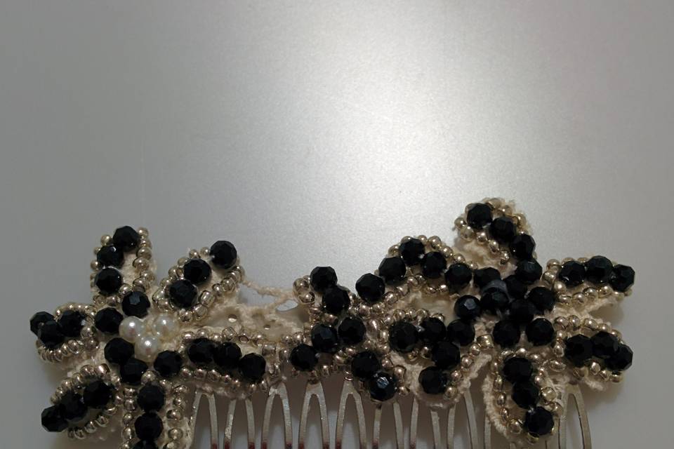 Modelo Lavina negro con perlas