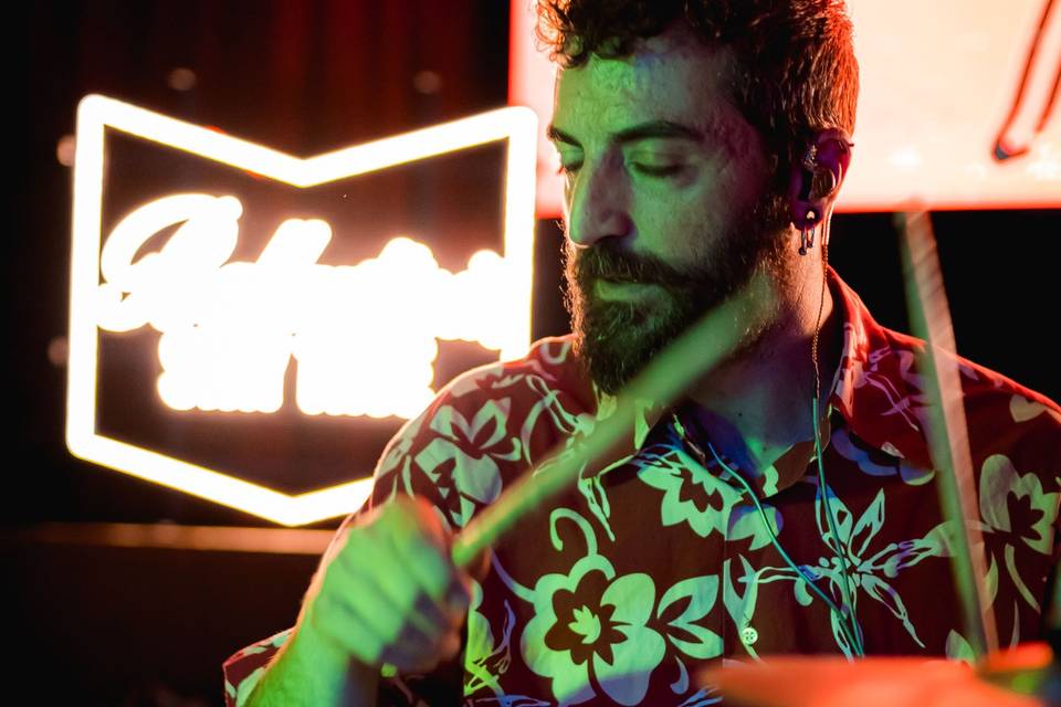Nuestro baterista dándole