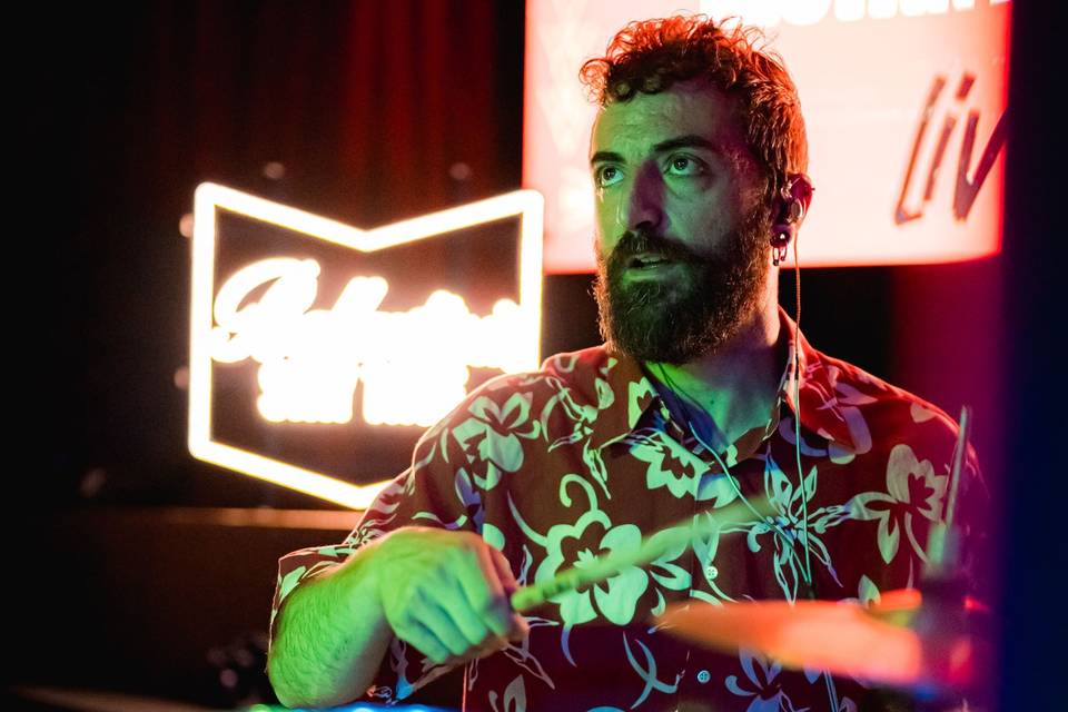 Nuestro baterista dándole
