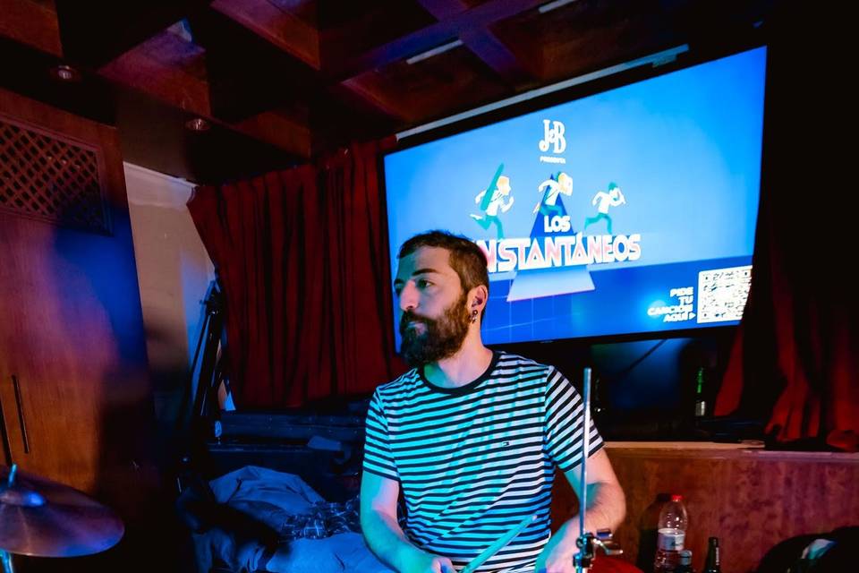 Nuestro baterista dándole