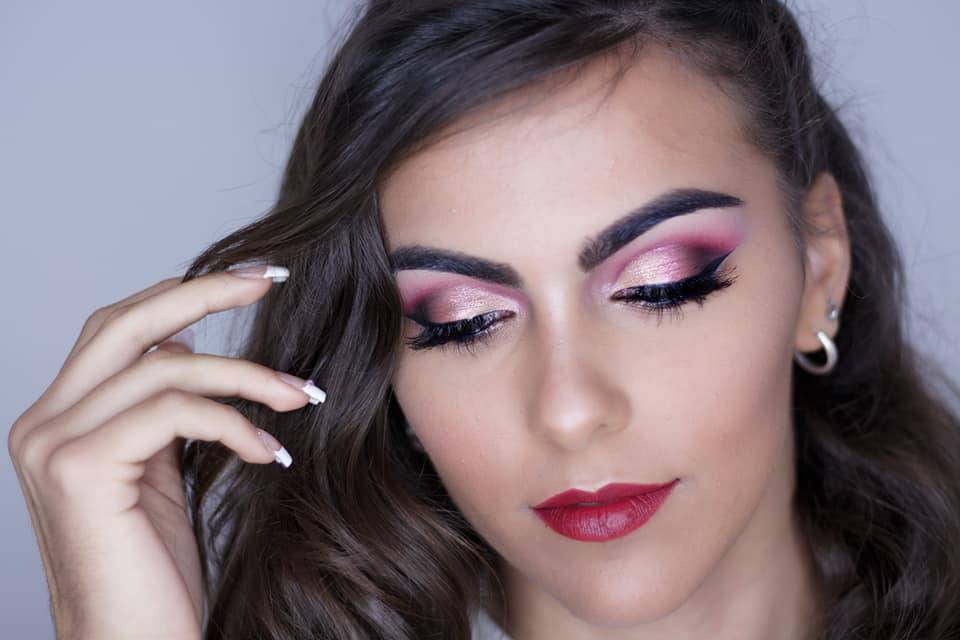 Maquillaje, uñas, peluquería