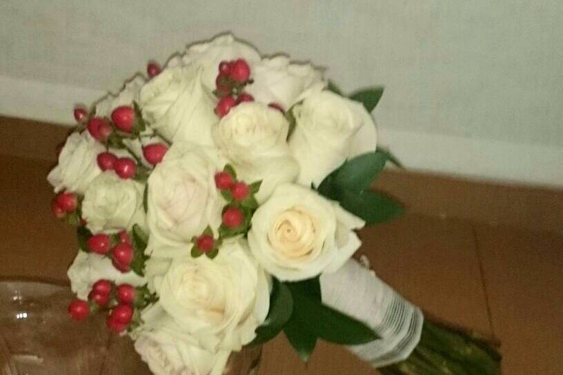 Bouquet de rosas  e hypericum