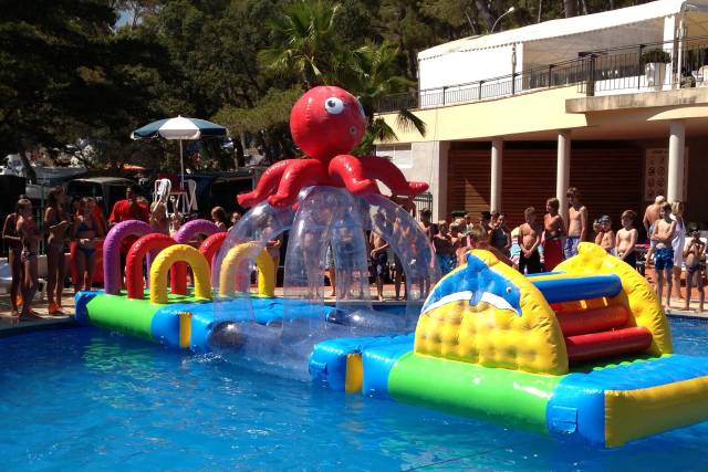 Hinchables en la piscina