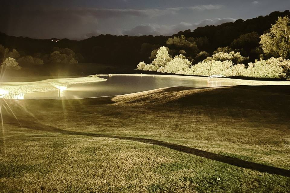 Lago iluminado desde la prader