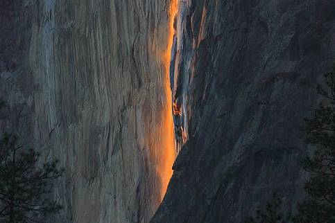 Cascada de fuego en Yosemite EEUU