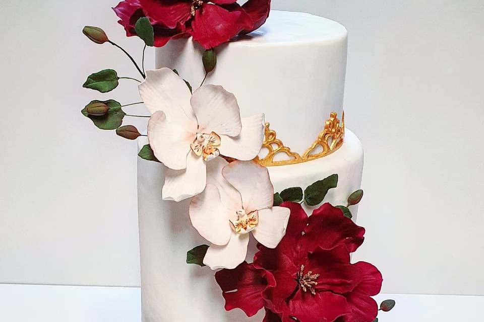 Tarta de boda con toque rojo