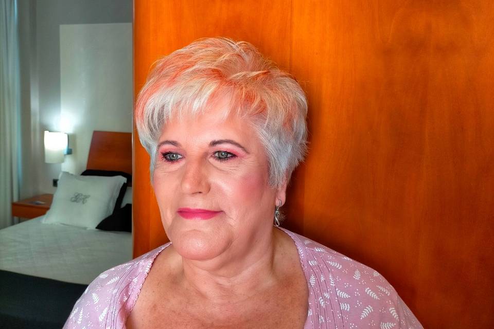 Maquillaje y peinado de madre de la novia