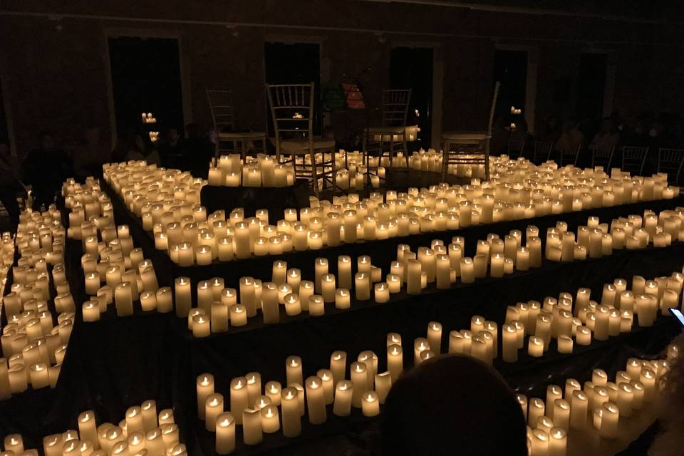 Escenario a la luz de las vela