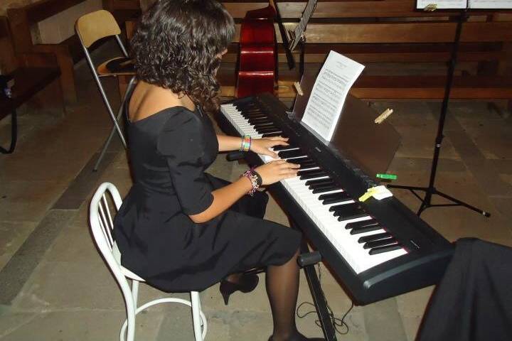 Andrea al piano