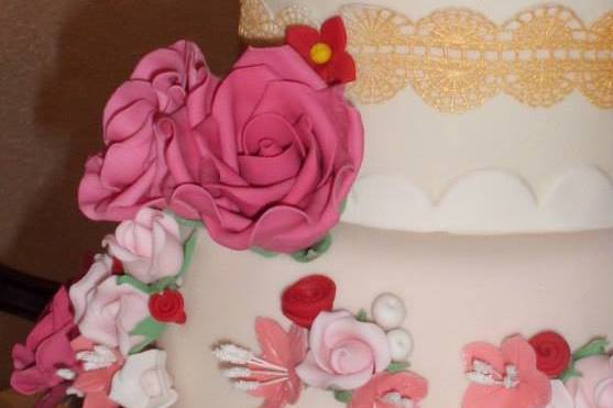 Pastel con flores y mariposas