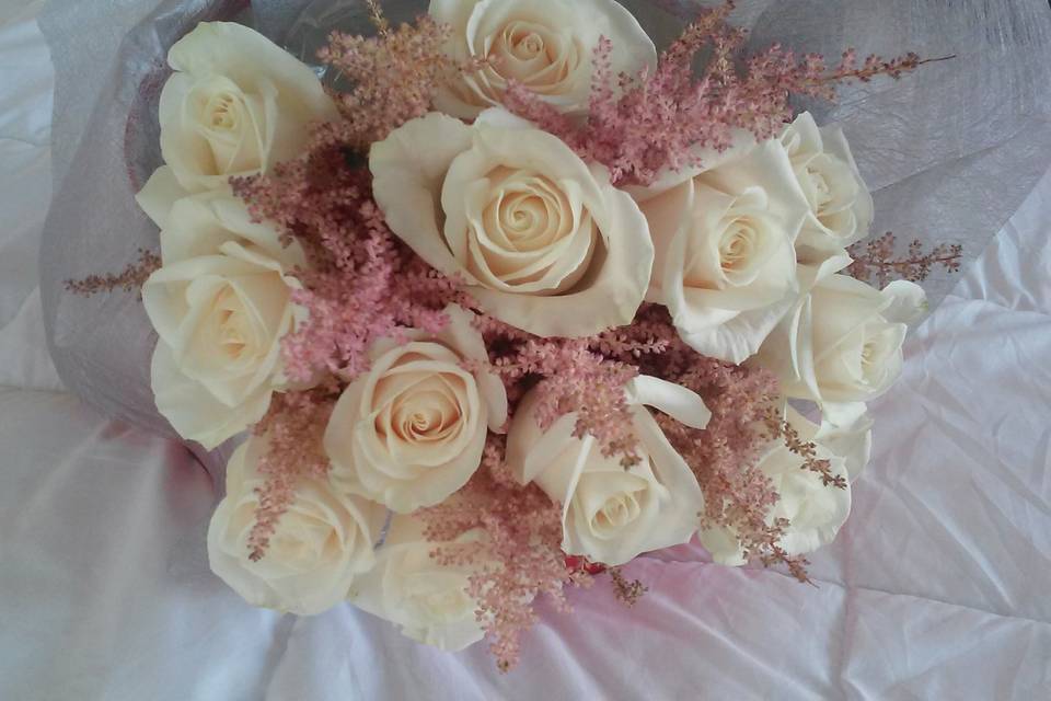 Ramo novia de astilbe y rosas