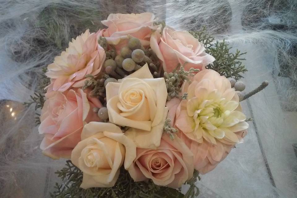 Bouquet romántico con verdes