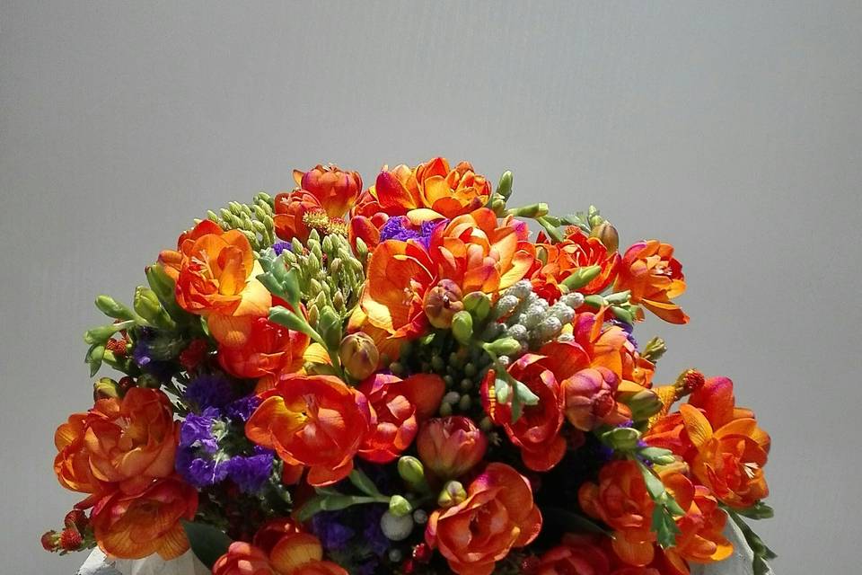 Bouquet de fresias y estatize