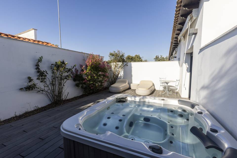 Terraza y jacuzzi en la habitación