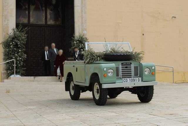 Coche nupcial en la iglesia
