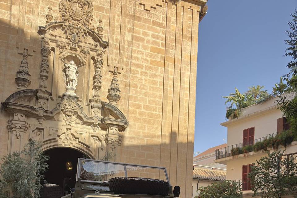 Coche nupcial en la iglesia