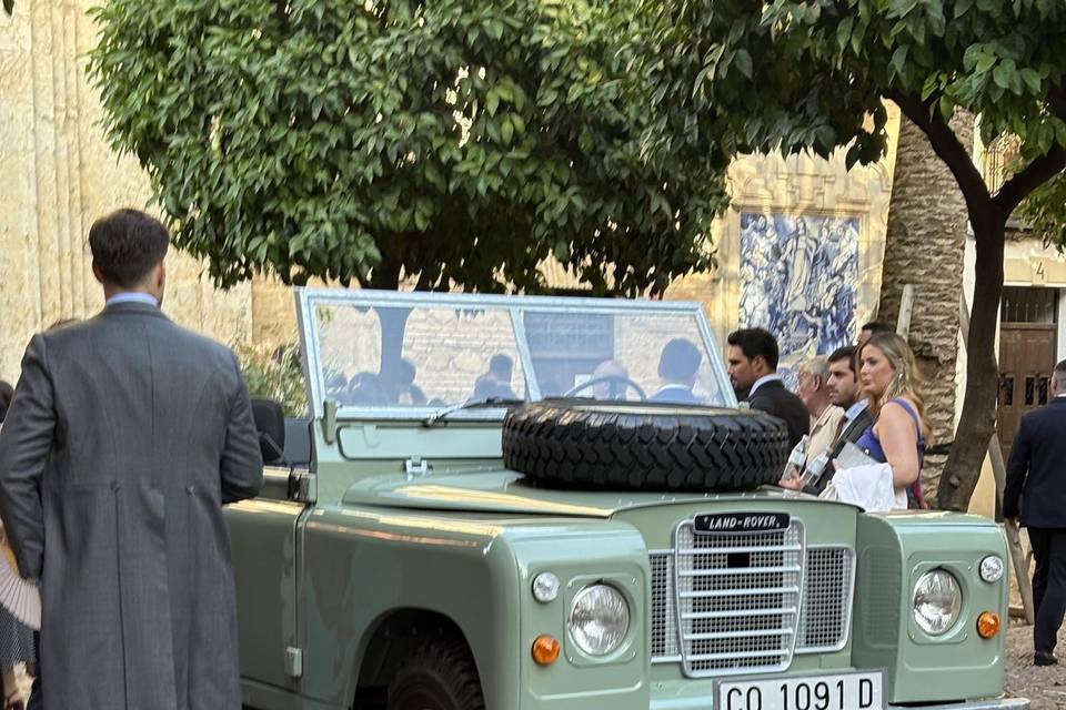 Coche nupcial en la iglesia