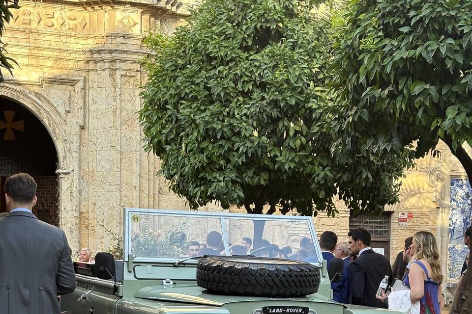 Coche nupcial en la iglesia
