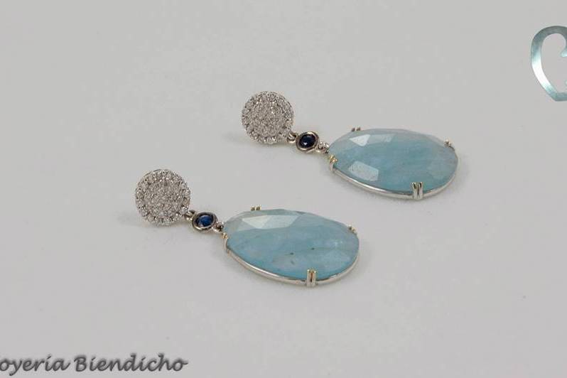 Pendientes de oro blanco, diamantes, zafiros y aguamarinas