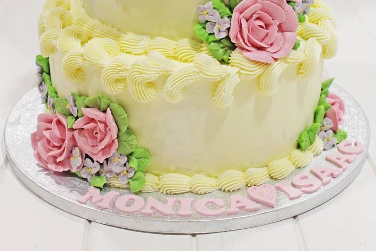 Tarta de Boda con Rosas Crema