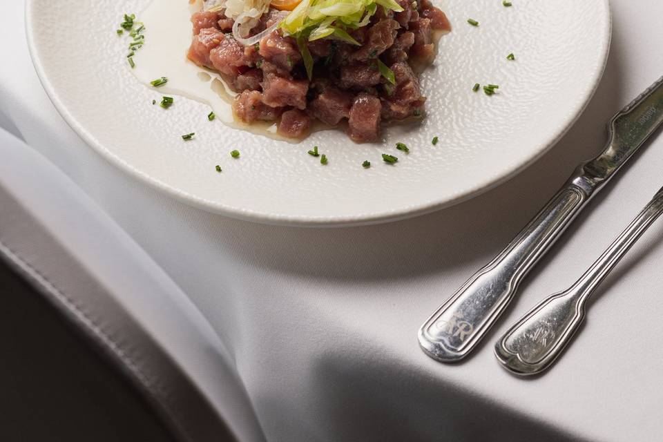 Steak tartar sobre Ines Rosale