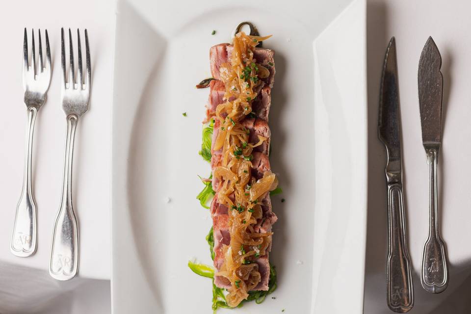 Tataki de atún con cebolla